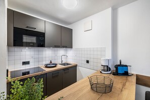 Fridge, microwave, stovetop, dishwasher - Apartment 'Fewo Brünnstein - Zimmer 50' with Mountain View, Shared Garden & Wi-Fi (Oberaudorf)