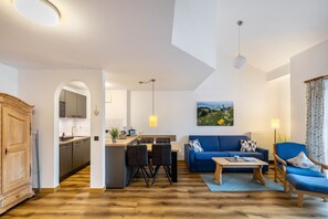 TV, ping pong - Apartment 'Fewo Brünnstein - Zimmer 50' with Mountain View, Shared Garden & Wi-Fi (Oberaudorf)