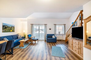 Una televisión, una mesa de tenis de mesa