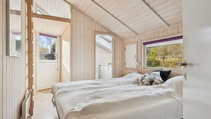 Una camera da letto con un letto, una finestra e una porta.