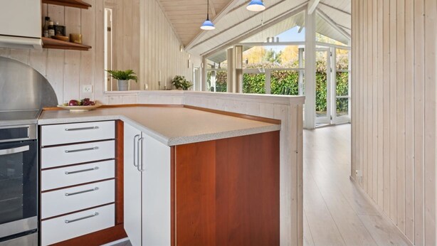 Un'ampia cucina con mobili in legno, forno integrato e una grande isola.