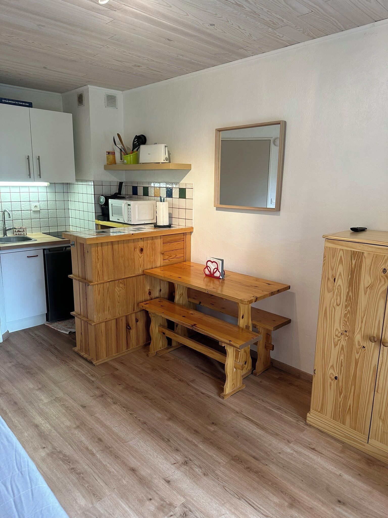 Fridge, microwave, stovetop, coffee/tea maker