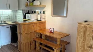 Fridge, microwave, stovetop, coffee/tea maker