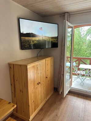 Interior - South-facing studio with direct runway access sleeps 4 Vallée Blanche residence (Allos)