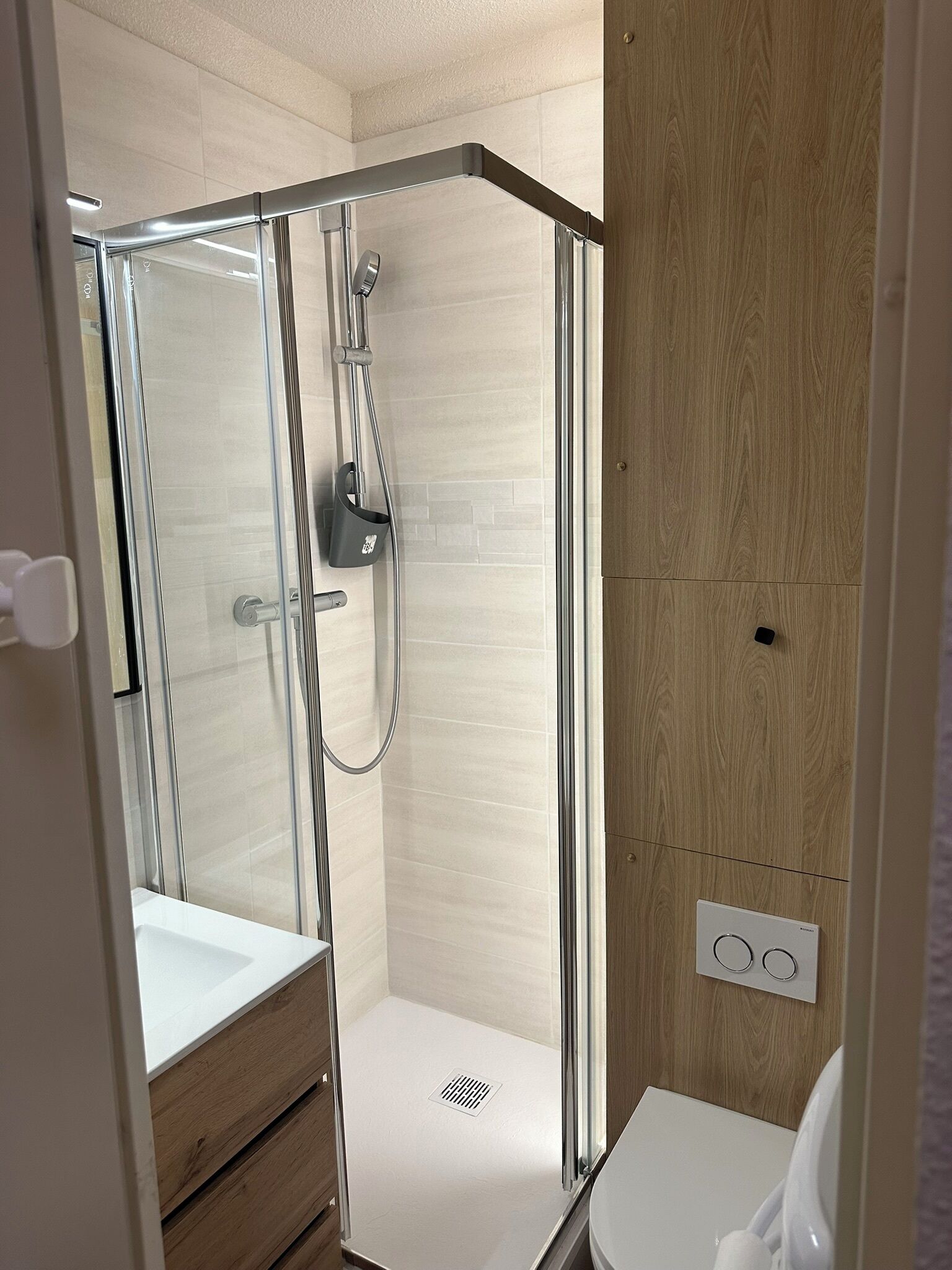 Dusche, Haartrockner, Toilettenpapier