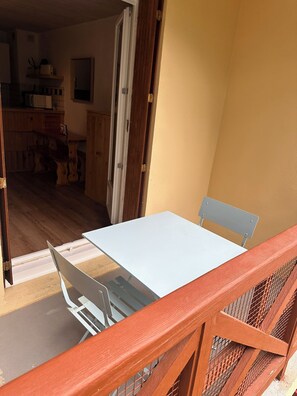 Outdoor dining - South-facing studio with direct runway access sleeps 4 Vallée Blanche residence (Allos)
