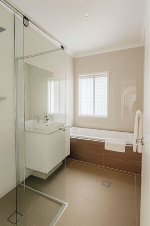 Hair dryer, towels, soap, toilet paper - Creekside Manor - Spacious | Nature & Serenity (Biggera Waters)