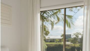 4 bedrooms, iron/ironing board, Internet, bed sheets