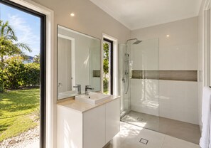 Hair dryer, towels, soap, toilet paper - Creekside Manor - Spacious | Nature & Serenity (Biggera Waters)