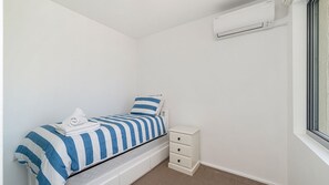 3 bedrooms, WiFi - Seaspray unit 7 Kings Beach QLD (Kings Beach)