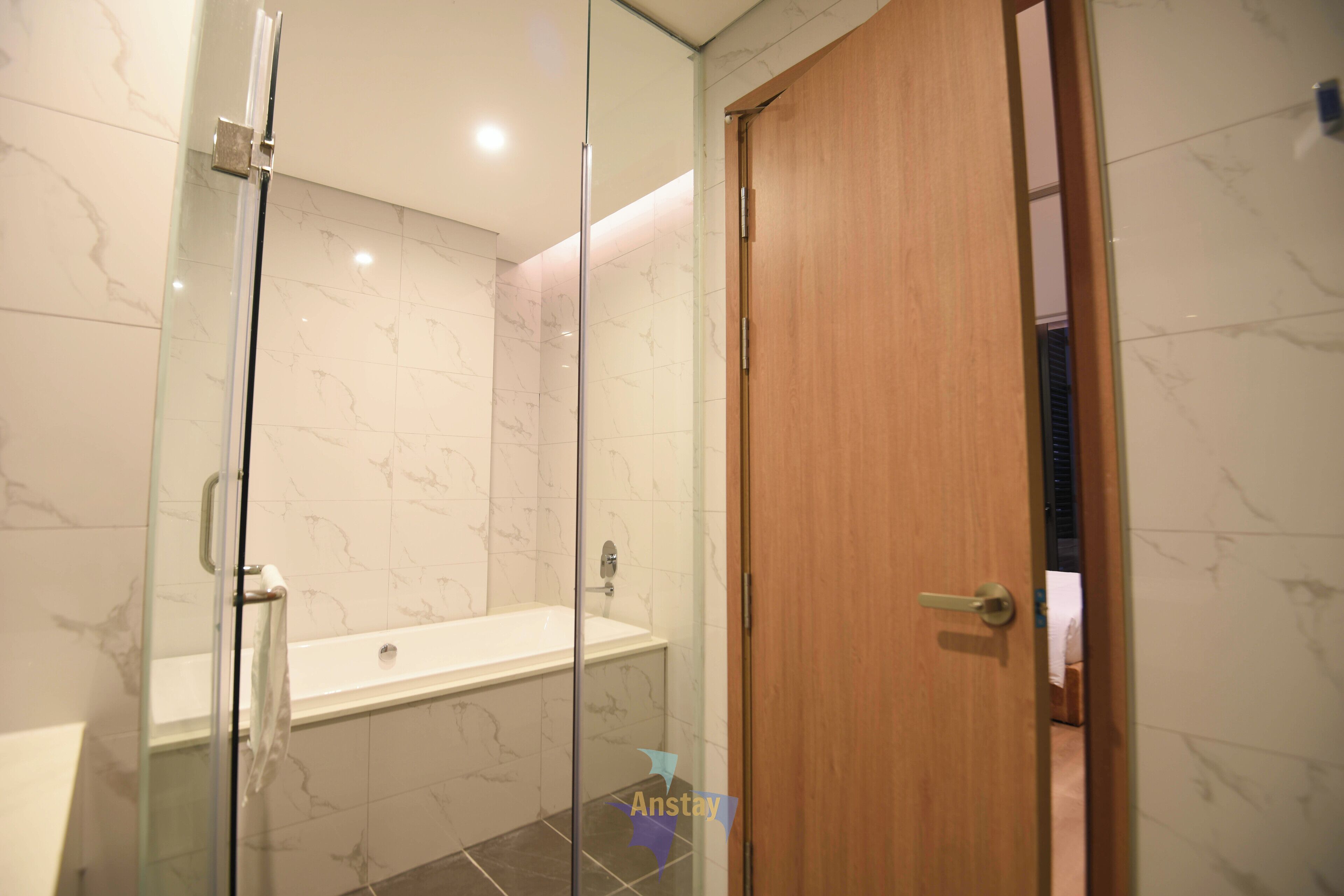 Regadera, tina de hidromasaje, secadora de cabello, bidet 