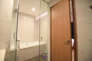 シャワー、ジェットバス、ヘアドライヤー、ビデ