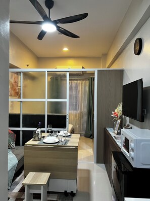 Private kitchen - Dagos condo 1 bedroom with balcony and pool view Lapu-Lapu with fitness room, AC (Lapu-Lapu)