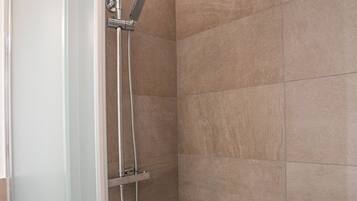 Camera doppia | Bagno | Doccia, set di cortesia gratuito, asciugacapelli, asciugamani