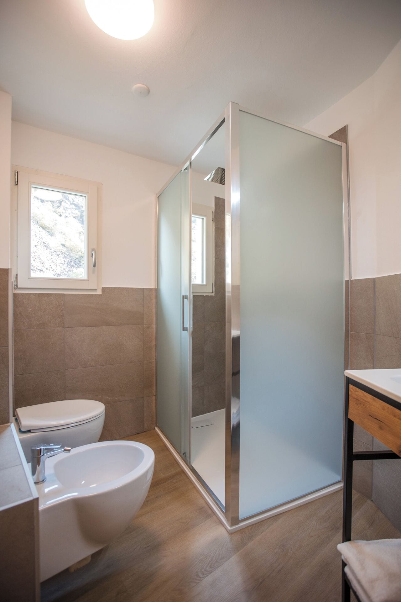 Habitación con 1 cama matrimonial o 2 individuales, 2 camas individuales | Baño | Regadera, amenidades de baño gratuitas, secadora de cabello, toallas 