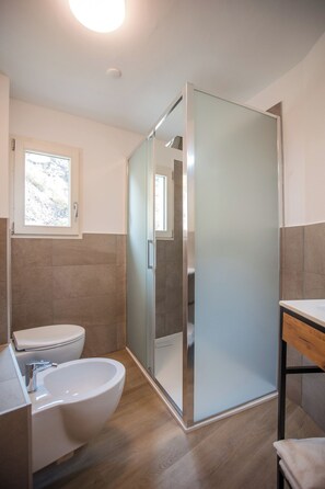 Habitación con 1 cama doble o 2 individuales, 2 camas individuales | Baño | Ducha, artículos de higiene personal gratuitos y secador de pelo