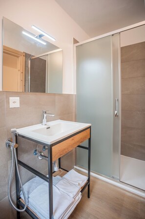 Double or Twin Room | Bathroom | Shower, free toiletries, hair dryer, towels - GARNI POLA (Brusio)