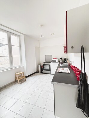 Private kitchen - Gîte des Débats, ideal for families and friends. Pets welcome! (Valence-en-Poitou)