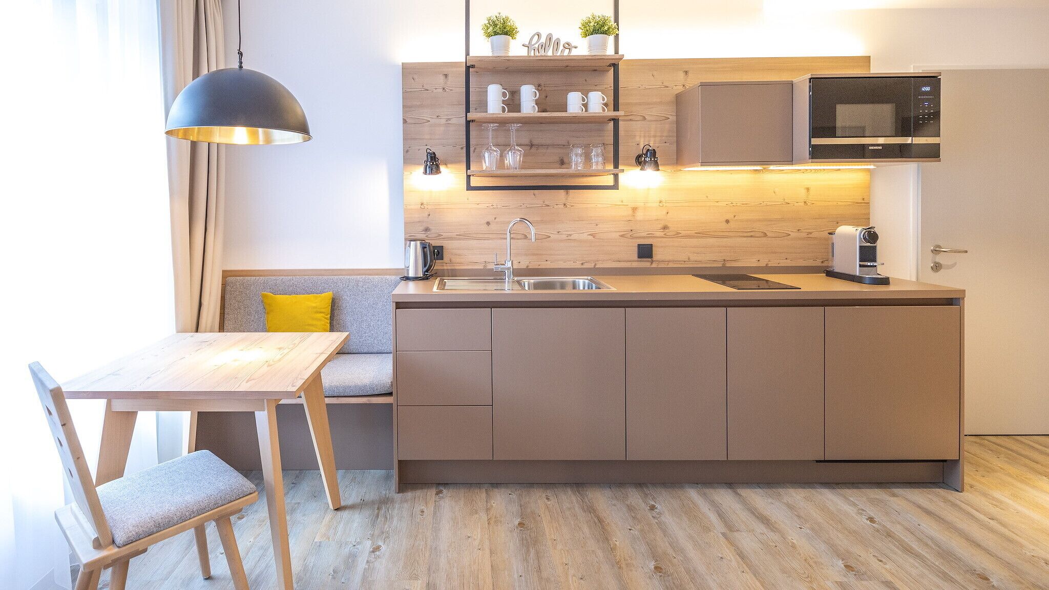 Kühlschrank, Herdplatte, Geschirrspüler, Wasserkocher