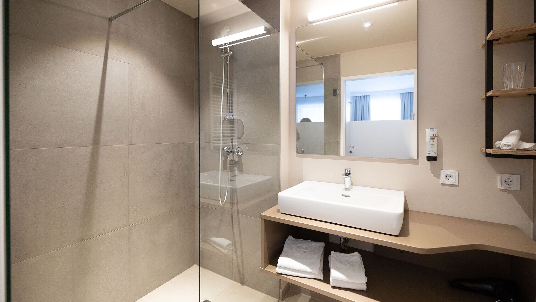 Dusche, Haartrockner, Handtücher, Toilettenpapier