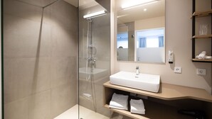 Ducha, secador de pelo, toallas, papel higiénico