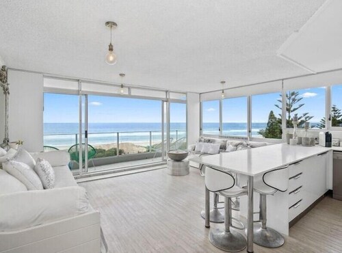 Oceanfront Serenity At Main Beach