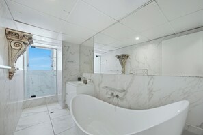 Superior Apartment, Ocean View | Bathroom | Separate bathtub and shower, free toiletries, hair dryer, towels - Oceanfront Serenity At Main Beach (Main Beach)