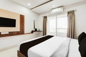 Habitación doble Deluxe, balcón, vista a la ciudad | Espacio para trabajar con laptop y tabla de planchar con plancha