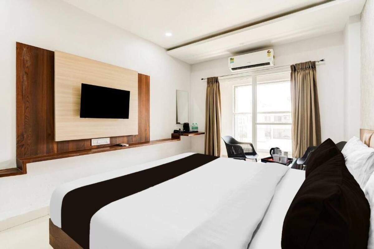 Habitación doble Deluxe, balcón, vista a la ciudad | Espacio para trabajar con laptop y tabla de planchar con plancha