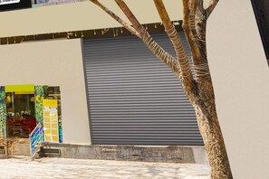 Vista frontal de la propiedad