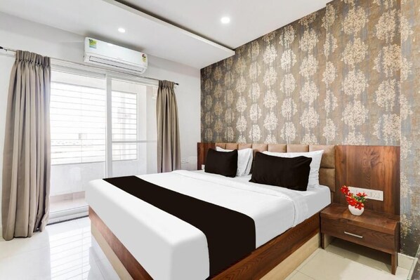 Habitación doble clásica, balcón | Espacio para trabajar con laptop y tabla de planchar con plancha