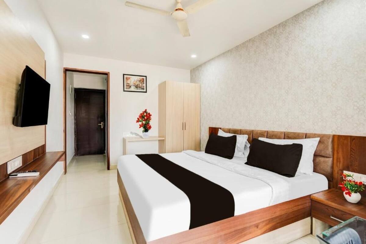 Habitación doble clásica, balcón | Espacio para trabajar con laptop y tabla de planchar con plancha