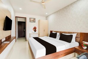 Habitación doble clásica, balcón | Espacio para trabajar con laptop y tabla de planchar con plancha