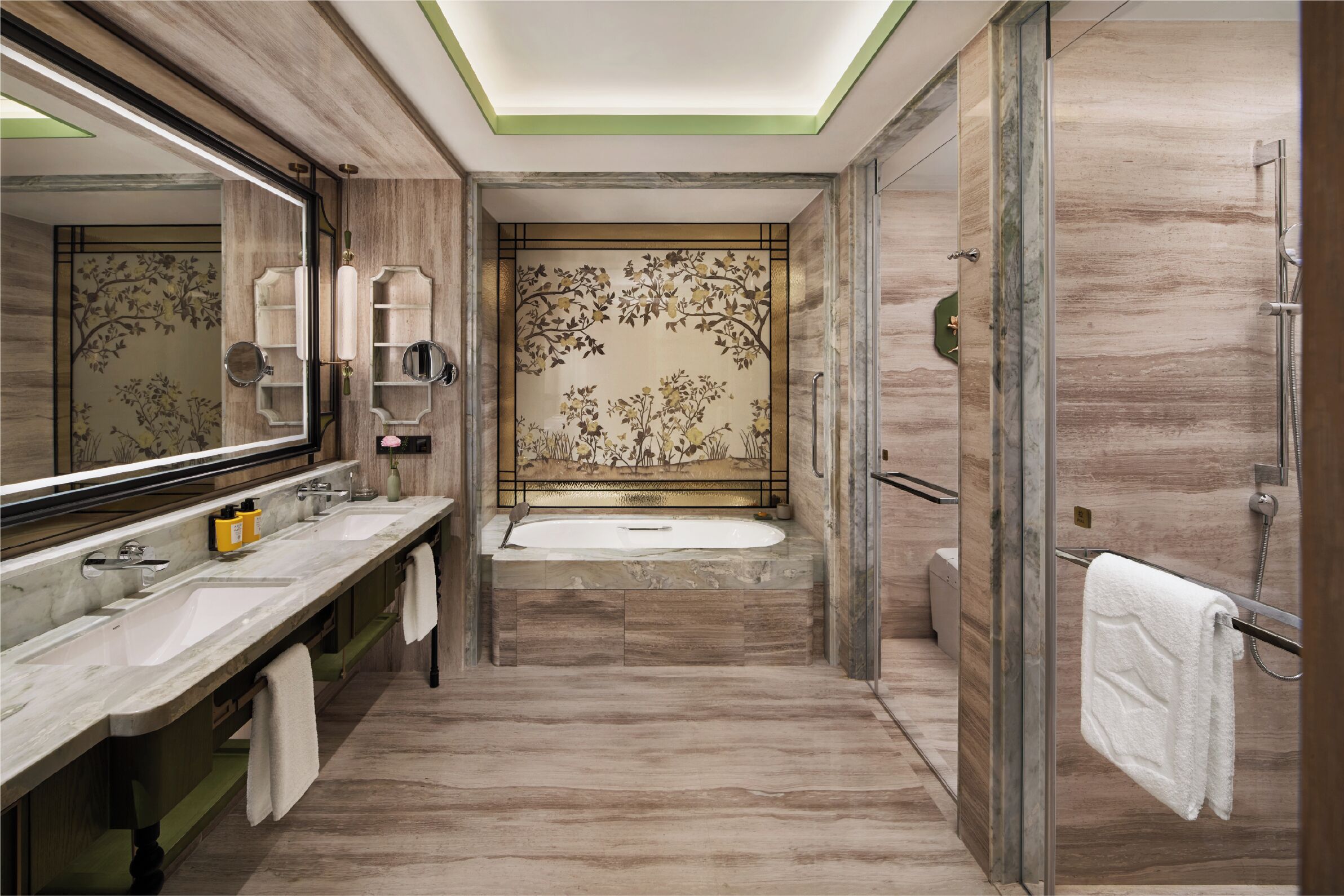 Une salle de bain moderne dotée d’un grand miroir, de deux vasques, d’une baignoire et d’une douche à parois de verre.