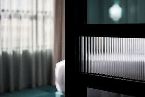 A room with a bed, a window with blinds, and a radiator. - Heritage Penthouse Suite in the Heart of Auckland (Auckland)