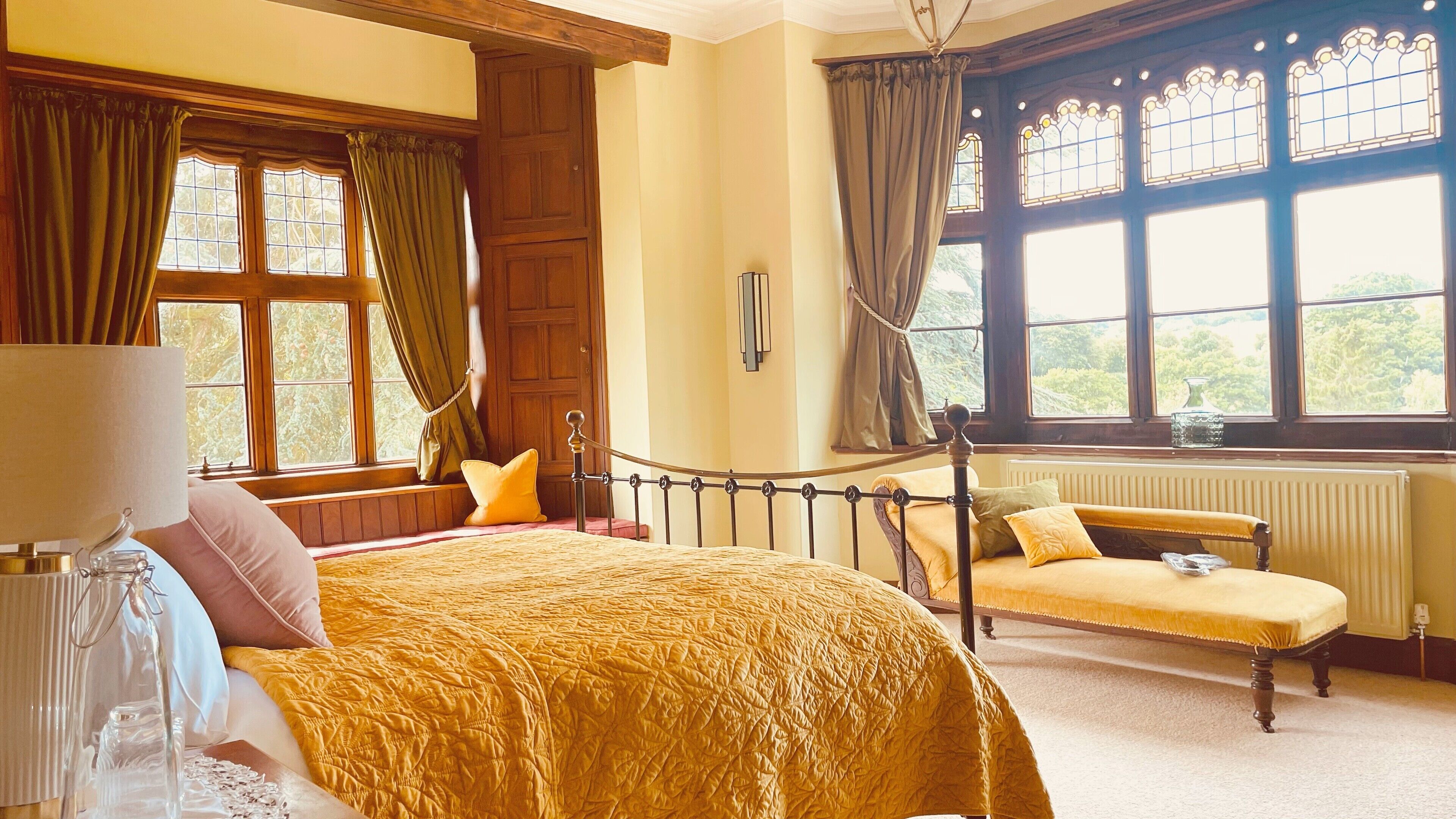 Suite – superior, 1 kingsize-seng, eget bad, dalutsikt (Warrender (+dressing room)) | Individuelt dekorert, individuelt innredet og strykejern/-brett