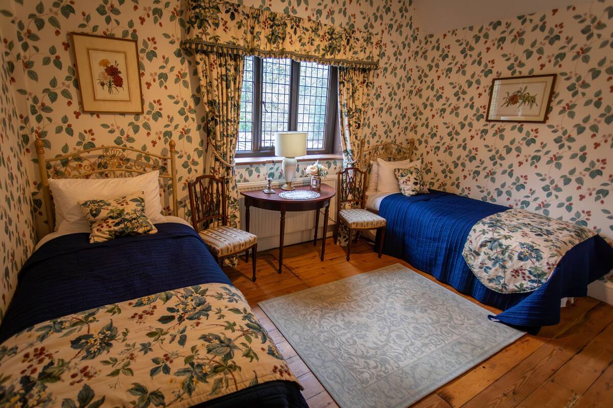 Twin Room, Private Bathroom (Latham) | Individually decorated, individually furnished, bed sheets