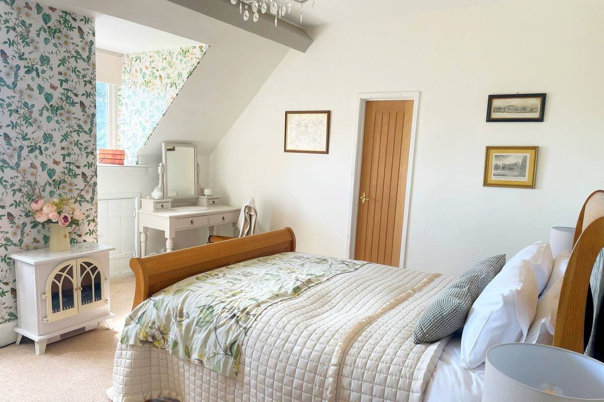 Double Room, Shared Bathroom (Hopton (2nd floor)) | Individually decorated, individually furnished, bed sheets