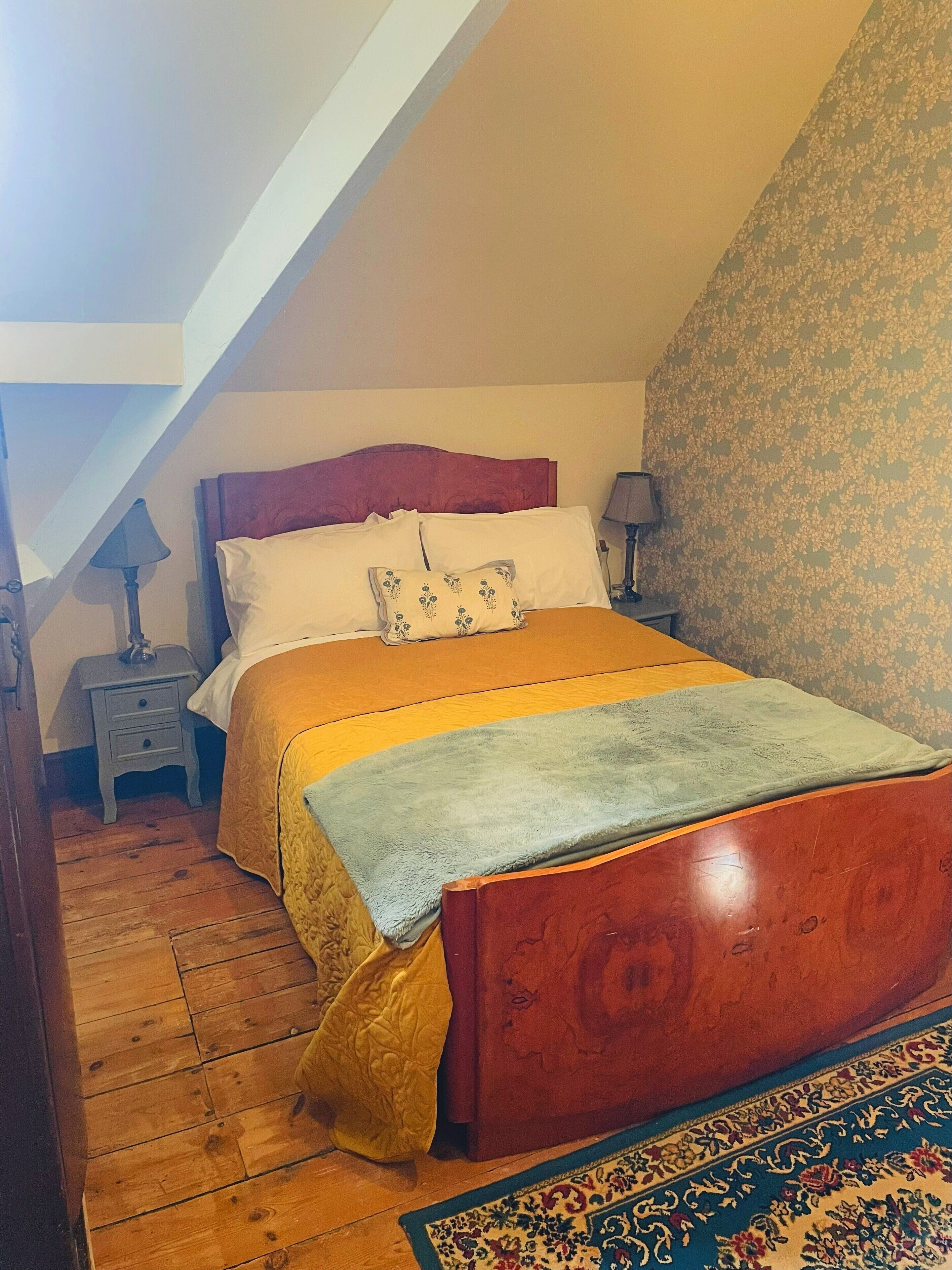 Dobbeltrom – basic, delt bad (Meakin (2nd floor - low ceiling)) | Individuelt dekorert, individuelt innredet og strykejern/-brett