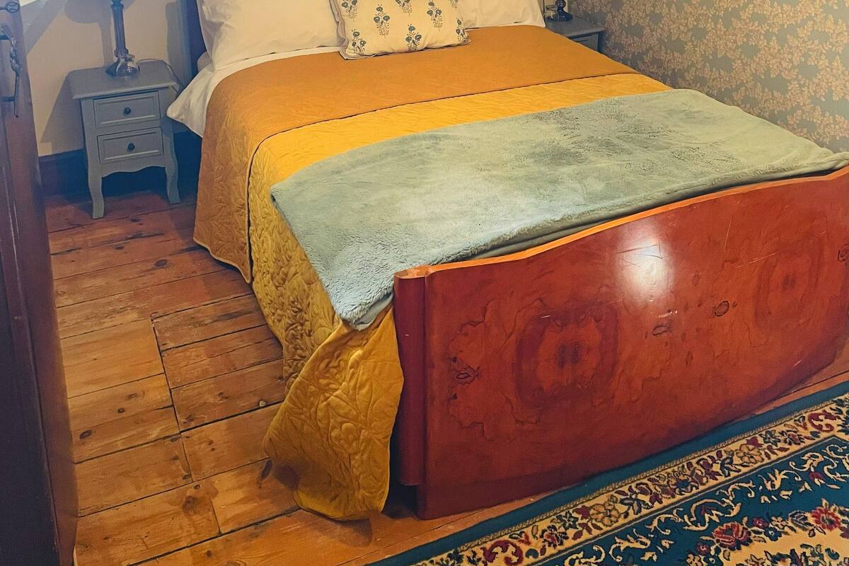 Double Room, Shared Bathroom (Meakin (2nd floor - low ceiling)) | Individually decorated, individually furnished, bed sheets