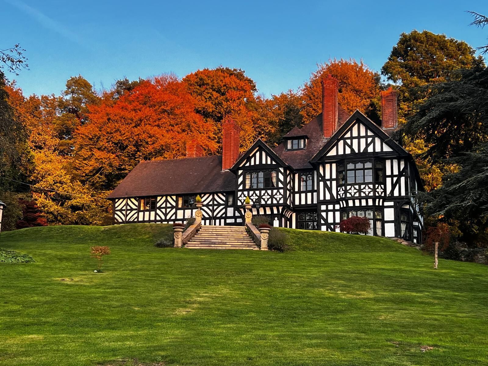 Vista frontal de la propiedad