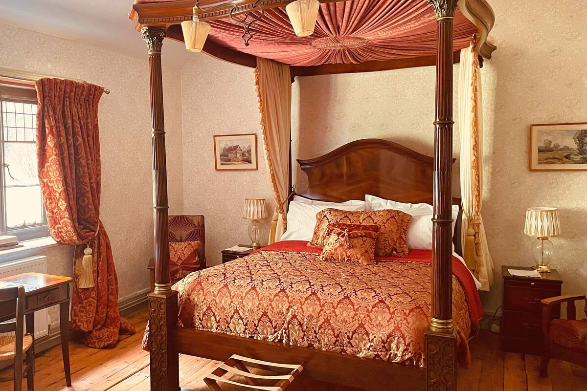 スーペリア ダブルルーム キングベッド 1 台 専用バスルーム コートヤードビュー (Le Moyne (Four Poster bed)) | アイロン / アイロン台、客室ごとに異なる装飾、客室ごとに異なるインテリア、ベッドシーツ