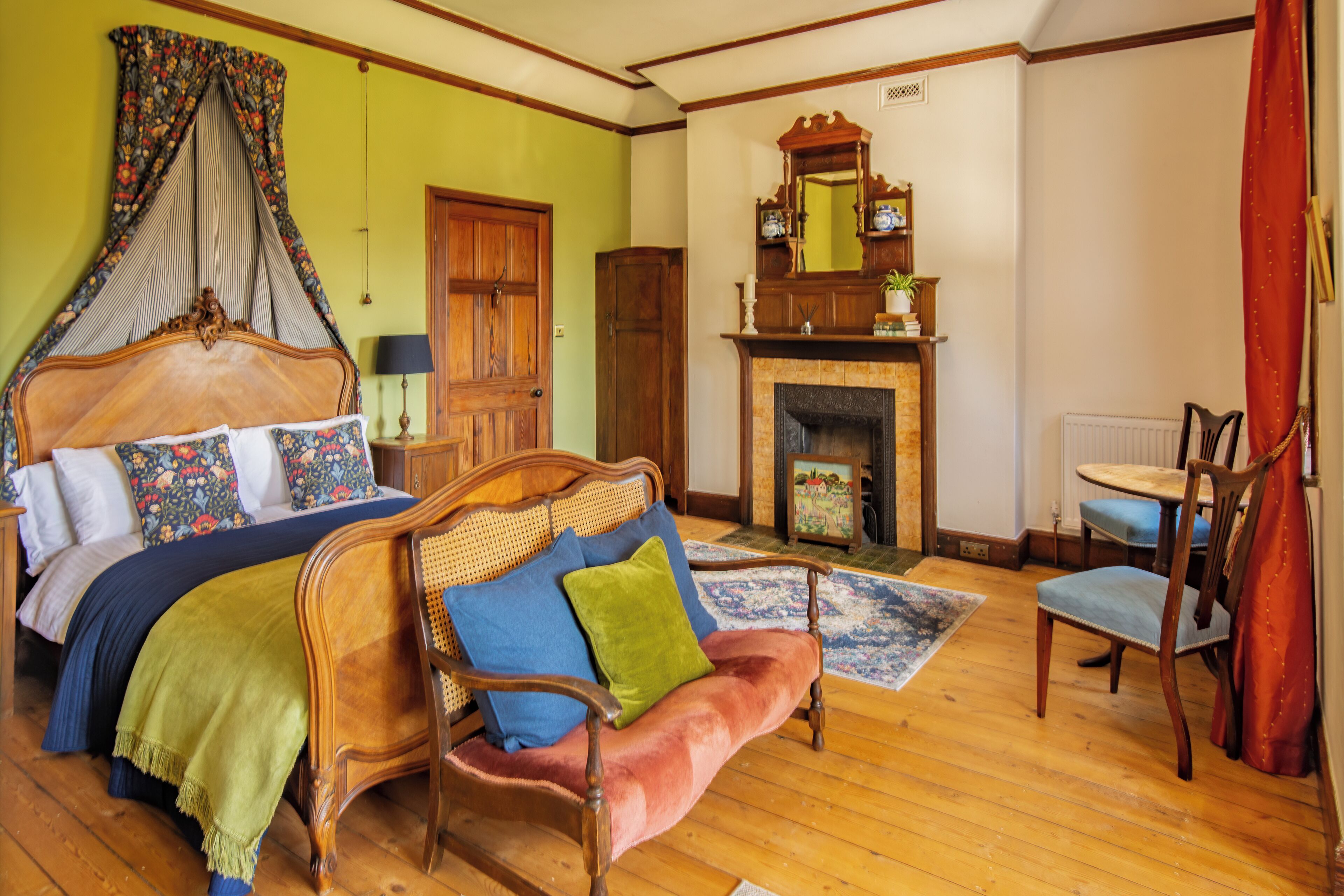 Dobbeltrom – superior, 1 dobbeltseng, eget bad, utsikt mot innsjø (Chapman (+rolltop bath)) | Individuelt dekorert, individuelt innredet og strykejern/-brett