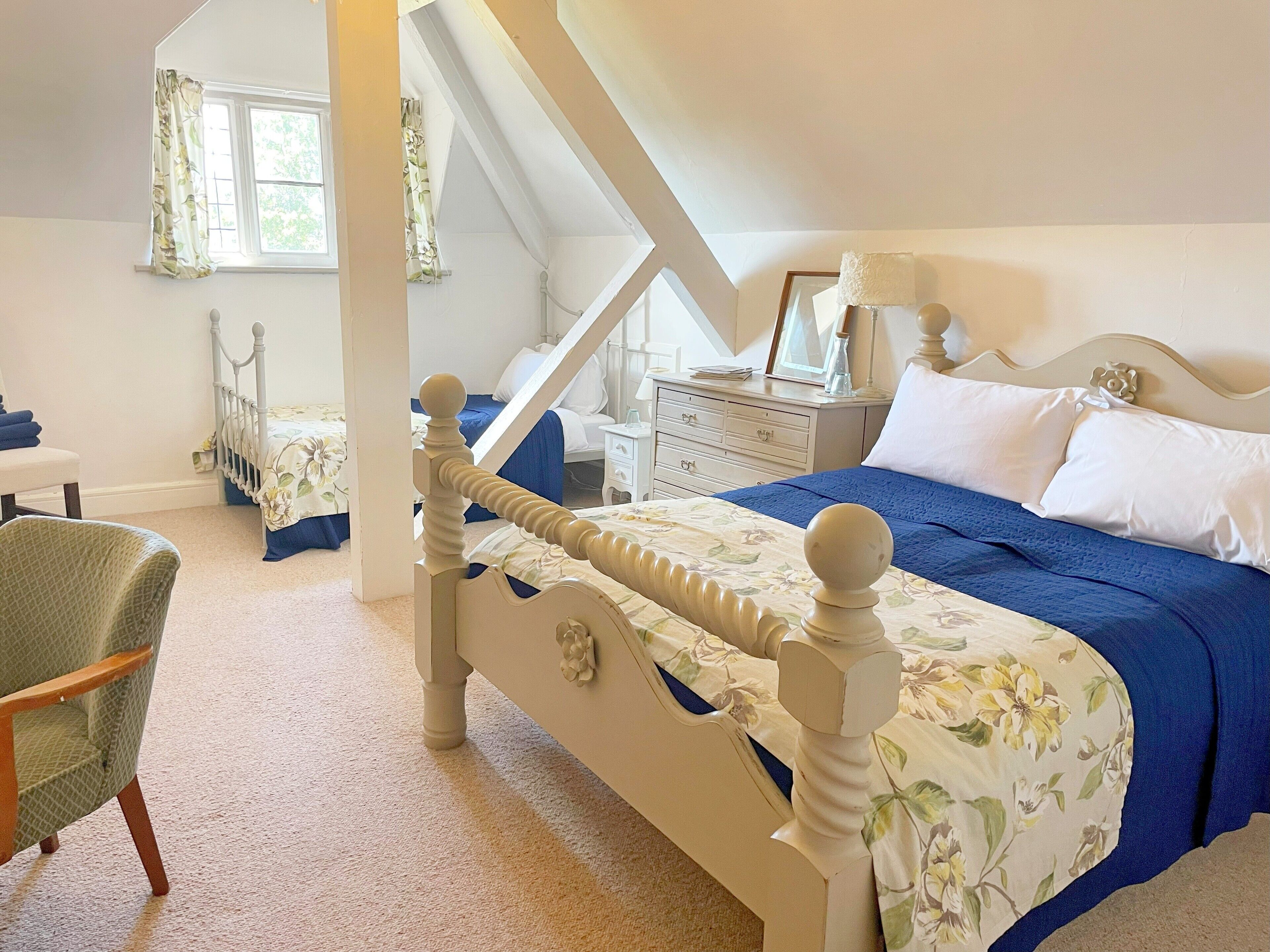 Tremannsrom – superior, flere senger, delt bad, delvis utsikt mot innsjø (Baskerville (2nd floor)) | Individuelt dekorert, individuelt innredet og strykejern/-brett