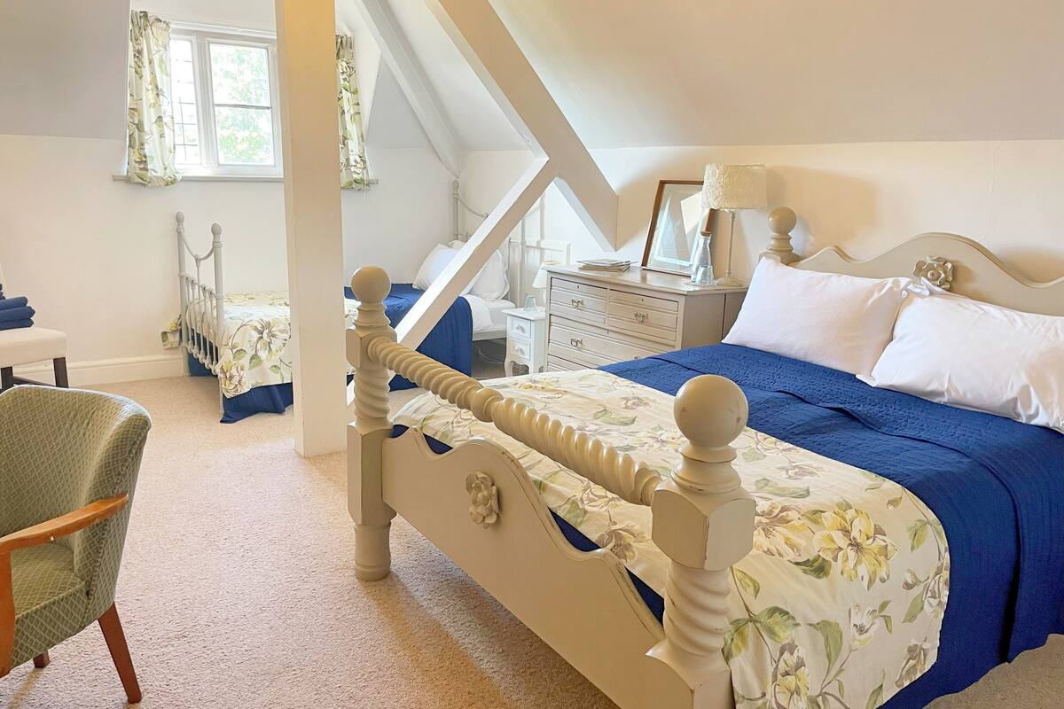 Triple Room, Shared Bathroom (Baskerville (2nd floor)) | Individually decorated, individually furnished, bed sheets