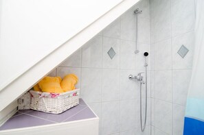 Apartemen | Kamar mandi | Shower dan pengering rambut