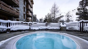 Outdoor spa tub - Mountain Refuge 658 (Bourg-Saint-Maurice)