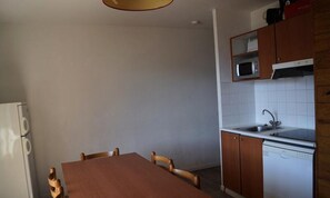 Private kitchen - Beautiful Apartment at the Foot of the Slopes for 8 People (Saint-Sorlin-d'Arves)