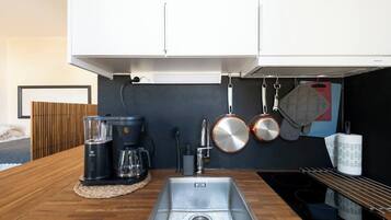 Apartment, City View | Private kitchen | Full-size fridge, microwave, oven, stovetop