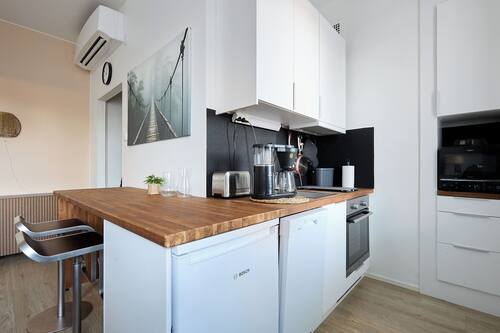 Apartment, City View | Private kitchen | Full-sized fridge, microwave, oven, stovetop